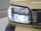 LEDヘッドライトには、ハイビームで走行中に先行車や対向車を検知した時、部分的に遮光し、先行車や対向車に配慮しながら高い視認性を確保できるADB(アダプティブドライビングビーム)が採用されています。