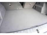 後部座席を前方に倒すことで、奥行きのある広大な空間が生まれます。大きな荷物もスムーズに奥まで滑り込ませることができ、段差も抑えられているためパッキングも容易。