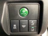 Hondaセンシング用の、VSA(ABS+TCS+横滑り抑制)解除と路外逸脱抑制機能のオンオフスイッチなどはハンドルの右側に装備しています。燃費に役立つECONボタンもここです。
