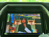 画面でテレビ番組を視聴できる装備です。停車中の待ち時間などに映像を楽しめ、画面表示も見やすく、車内で過ごす時間をより充実させる便利な機能として活用できます。