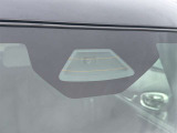 【スズキ】デュアルセンサーブレーキは、前方の車両や歩行者を2種類のセンサーで検知し、衝突の危険がある場合にブレーキを作動。事故リスクを軽減し、安全な運転をサポートします。