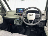 運転席まわりです。 各操作スイッチは使いやすい位置に配置されてます。
