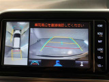 パノラミックビューモニター付きです。車両を上から見たような映像をモニター画面に表示。運転席からの目視では見にくい、車両周辺の状況をリアルタイムでしっかり確認できます。