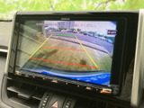 後方の様子を画面で確認でき、駐車時の安全確認をサポートします。ガイド線も表示されるため、車庫入れや狭い場所での駐車時に役立つ便利な装備です。