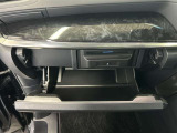 ちょっとしたところは収納ボックスにもなっています。車内はサイズも決まっているので、収納が少ないと思っているアナタ!ご安心ください。さまざまなところに収納が隠れているんです♪