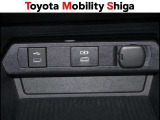 アクセサリーソケットやUSB接続など外部機器接続も充実しています。