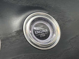 メモリー付きパワーシートが装備されている車両はシートの位置・ドアミラーの角度・ハンドルの位置を3名まで記憶出来ます。