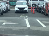 フロントガラスへの投影型であるヘッドアップディスプレイ。車速や交通標識、ナビゲーションの案内などの情報が映し出されます!