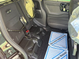 後ろの席のシートの座席は持ち上げて固定することもできて、背の高い荷物も積むこともできますよ♪