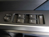 パワーウィンドウスイッチで運転席から全席の窓の開閉ができます。