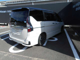 全周囲カメラが付いています。後ろはもちろん隣の駐車ラインまで見れますので車庫入れが簡単で楽しくなりそうです。