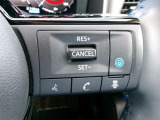 プロパイロット。高速道路の運転で、アクセル、ブレーキ、ステアリングをクルマがアシスト。ドライバーの負担を軽減します。