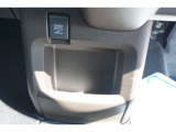 運転席と助手席の間の足元にも収納スペースがあります☆散らかりやすい充電コードや、ちょっとした小物、お菓子などを収納するのに便利です♪