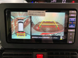 【パノラマモニター】 上から見下ろしたような映像が、運転の不安を軽くします。