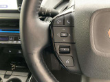 運転中、オーディオの操作をしてて、ハッとしたことはありませんか?ステアリングスイッチは、運転中でもハンドルでオーディオの操作が可能です。安全なドライブをサポートします。