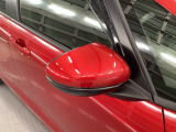 【電動格納ミラー】運転席にあるボタン一つで左右のミラーを畳めます。