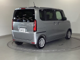 スライドドアは通常のドアに比べて、車のボディーに対し平行に開閉し、開けてもスペースを取りません。出入り口が大きいドアはお子様のいるご家庭はもちろん、混んだ駐車場でも大活躍です!