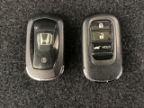 スマートキーを装備しています。鍵を差し込むことなくドアロックの開け閉めと、スタートボタン操作でのエンジンスタートができます。ボタン操作でトランクが開けられる電動テールゲートのボタンもついています。