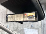 インテリジェント ルームミラー。車両後方のカメラ映像をミラー面に映しだします。2列目・3列目に乗っている人やヘッドレスト、荷室に積んだ大きな荷物などが写り込んで見にくくなりがちな後方視界をクリアに。