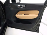 運転席ドアの全景です。キャビンを彩るすべてのものに、機能を形にした美しさが備わっています。