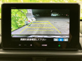 後方の映像にガイドラインが表示され、駐車時に車両後方の位置関係を確認する際に役立ちます。画面で周囲を確かめながら、落ち着いて駐車操作を進めたい方に便利な装備です。