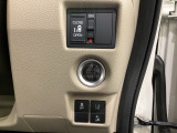 左側電動スライドドアは運転席から操作ができるよう、操作スイッチが付いています。Hondaセンシング用のVSA(ABS+TCS+横滑り抑制)解除と路外逸脱抑制機能などのオンオフスイッチも装備しています。