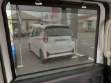 【ロールサンシェイド】夏の強い日差しを遮ります。また、外から見えにくいのでプライバシーも守れます。