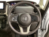 ハンドルにHondaセンシング系のクルーズコントロールやレーンキープアシストなどのスイッチと、オーディオの操作スイッチが装備されています。ハンドルから手を離さず安全に操作できます。