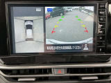 アラウンドビューモニターです。上空からお車の周りを見る感覚で表示されますので、車庫入れも簡単