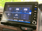 CD/DVDやFM・AM、テレビ、iPodなどの選択項目が並び、使いたい音源を画面から確認しやすい構成です。設定やルートの項目も表示され、日常の操作に役立ちます。