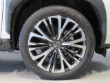 純正のアルミホイール装着車です。タイヤサイズは215/50R18です。