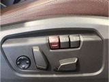 【コックピットシート】BMW車の主役席。車体中央にくる様に配置し車両重心とが一致する事でドライバーと車との一体感あるドライビングを実現。人間工学に基づき形成した形状が長時間のドライブ疲労も軽減します!