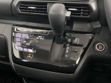 操作が簡単なシフトレバーですのでストレスなく運転が出来ますよ!
