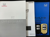 スマートキーは鍵をバッグに入れたままでもドアロックの開閉やエンジンのON・OFFができます。夜間や雨の日も鍵を探さなくて良いので便利です。
