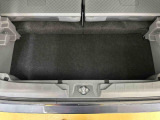 リアラゲッジ下部も収納スペースを備えています。常時積んでおきたい道具など、使い分けできます!