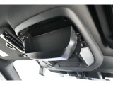 サングラス入れる事ができるオーバーヘットコンソールが付いております。