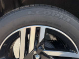 足元がキレイだと印象アップ。ホイールのガリ傷、タイヤのひび割れ・摩耗具合、残溝感もチェック。