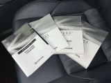メンテナンスノート、取扱説明書です。 その車の整備記録が事細やかに記録されています。 車が生まれてから今までどのような道を歩んできたのか判るとても重要な物ですよ。