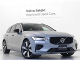 Volvo Cars appで車にリモートアクセスして、空調機能の操作や車の施錠・開錠、ソフトウェア更新などが可能です。エアコンやシートヒーターを操作して、出発前に車内を快適な温度に整えられます。
