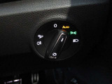 ヘッドライト等の操作は直観的にわかりやすいようにダイヤル式を採用しております。運転中に操作が必要な場合でも目線をそらすことなく操作頂けます。