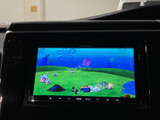 停車中にテレビ番組や映像を視聴でき、待ち時間を車内で過ごす際にも楽しみが広がります。画面で映像を確認しながら、休憩時間をゆったり過ごしたい方に便利な装備です。