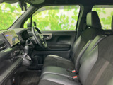 前席は座面と背もたれにゆとりを感じさせる形状で、落ち着いた色合いが車内にまとまりをもたらします。窓からの視界も広がり、隣に座る方との会話を楽しみながら、くつろいでお過ごしいただけます。