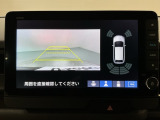 リバースギアに入れるだけで後方の表示へ切り替わります。夜間や雨の日の駐車も楽になりますよ。
