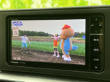 テレビ番組を画面に映し出せるため、停車中の待ち時間も映像を楽しめます。画面内に時刻も表示され、車内で過ごすひとときに便利な装備として活用いただけます。