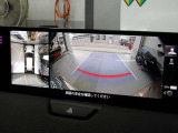 360度ビューカメラを搭載。4方の小型カメラの映像を処理し、車両真上からの映像に変換しています。