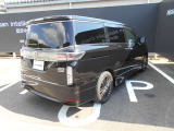 全周囲カメラが付いています。後ろはもちろん隣の駐車ラインまで見れますので車庫入れが簡単で楽しくなりそうです。