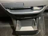お気に入りのCDなどが収納できる格納式ボックス★