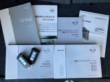 各取り扱い説明書、整備手帳、スマートキー2本つきです。