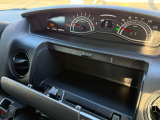 運転席の上部にあるアッパーボックスは、財布や小物などでもすぐに取り出せる便利な収納☆