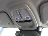 ルーフにあるボタンは、車両が始動しない場合、パンクした場合、または事故に遭った場合などに支援の要請に使用できるため安心感を高めることができます。